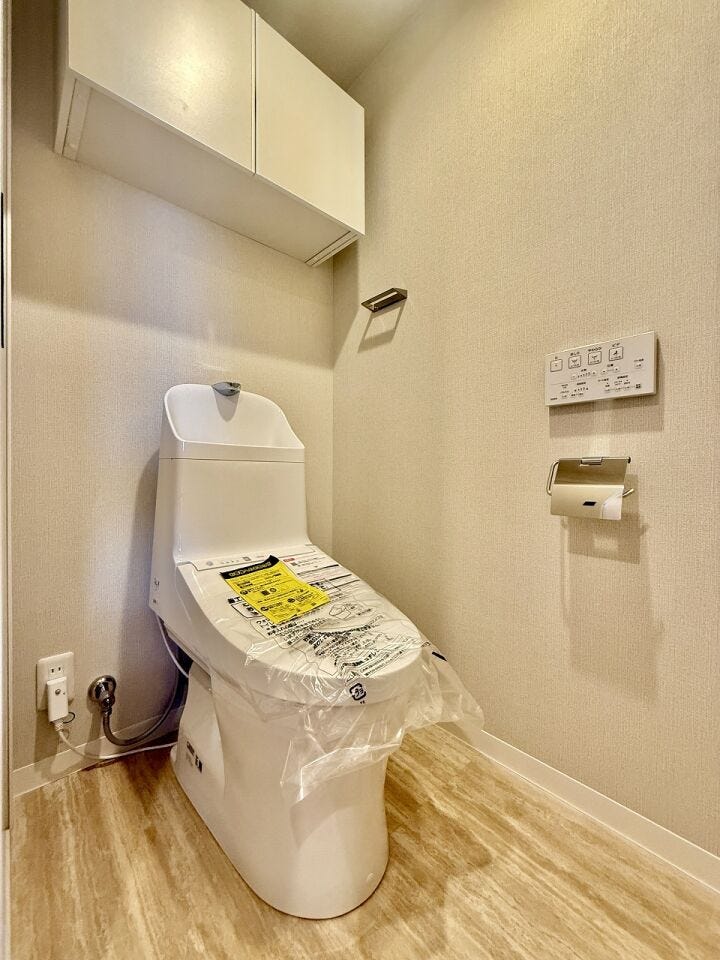 ◇トイレ◇
居心地よく落ち着ける空間となっています。グリーンをプラスしてさらに清潔感をアップするのもオススメです。上部には収納棚が設けられていますので、ストック品なども隠せる収納はありがたいですね