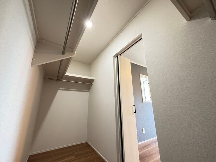 広々としたWICは、大容量なので家族が増えてもお部屋がすっきりと片付きます!