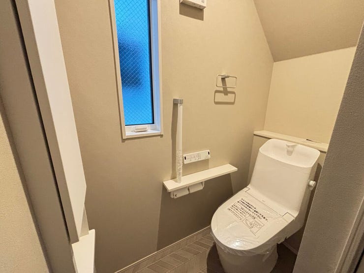 小窓付きのトイレは、換気もでき清潔に保てるのが嬉しいでいですね!