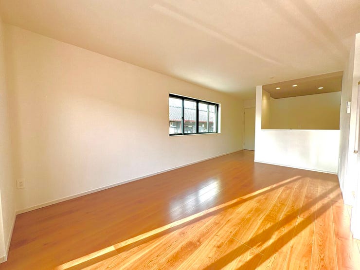 LDK約17.6帖:家族みんなが爽やかに健やかに過ごせるように、溢れる光をたっぷり取り込んだリビングダイニング。集いの場、憩いの場としての快適性を求めたやすらぎの空間です♪