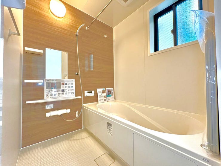 浴室:1日の疲れを癒してくれる浴室♪シャワーは、好きな位置に高さ調節が可能。立っても座っても、どの姿勢でも快適に使用できます。自然換気に便利な窓付きです!