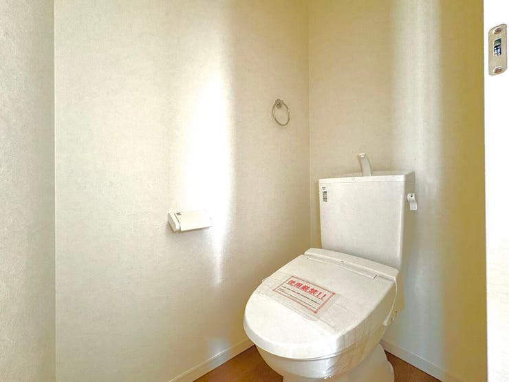 トイレ:温水洗浄便座付きのトイレです。窓があるため、自然換気が可能です!