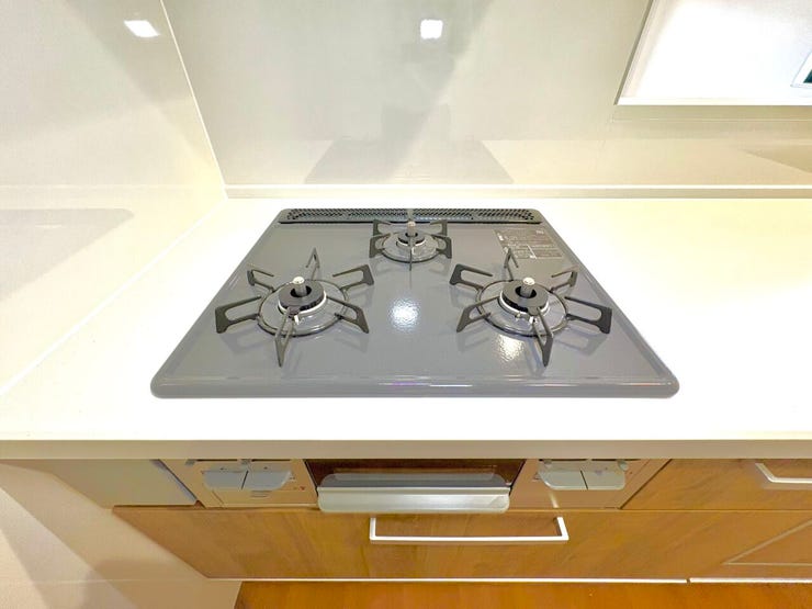 ガスコンロ:3口ガスコンロは使い勝手の良い配置。バーナーは大中小と使い分けができ、お料理の幅が広がります!