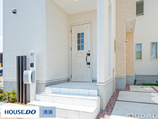 家族を迎えてくれるエントランスは、プライパシーや安全にも配慮した設計で、日々の暮らしに彩りを与えてくれます。