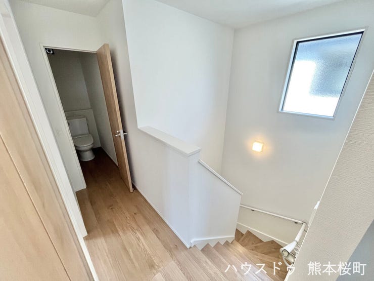 ■暮らしを繋ぐ、明るい動線■採光窓から光が差し込み、足元を優しく照らす。安全で快適な、家族の生活を支える縦の繋がりです。