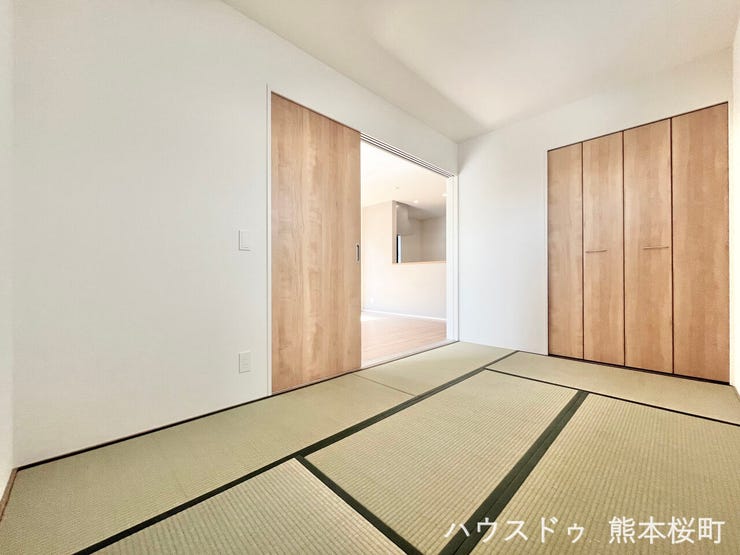 ■1階5.0帖和室■ゲストをもてなし、昼寝や家事にも使える、畳のぬくもりが心地よい多目的万能スペース。