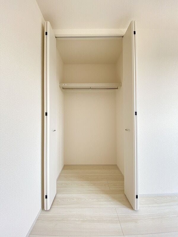 居室にそれぞれクローゼットが設けられていますので、お部屋はすっきり片付き、本来の広さでお使いいただけます。整然としたお部屋で過ごすのは気持ちがいいものですね。
