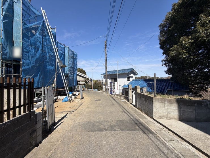 前面道路幅員約4m!車通りはあまりないので、車の出し入れはさほど困らないと思います!