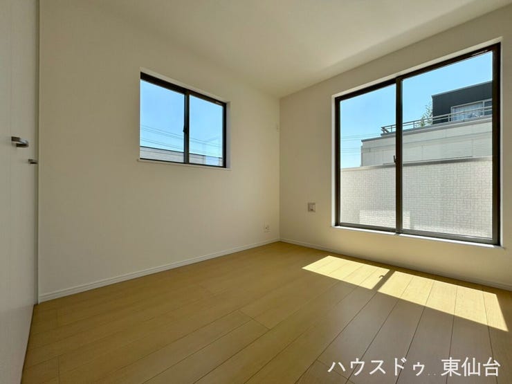 2面採光で日差したっぷりの洋室、書斎や子供部屋にピッタリです。