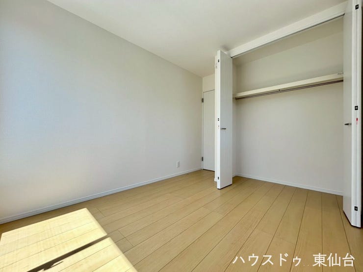 開け閉めしやすい両開き扉で、忙しい朝もスムーズに