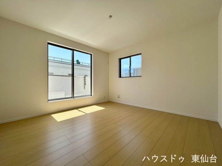 大きなベッドを置いても余裕のある広さで、夫婦の時間をゆったり過ごせる主寝室です。
