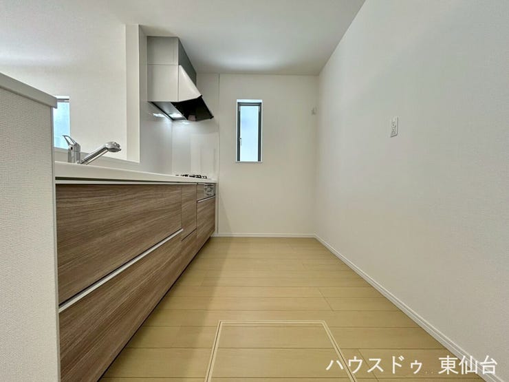キッチンスペースは広々としてお好みでカップボードや大型冷蔵庫も置けそうです♪