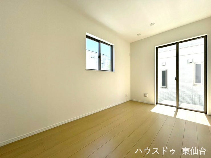 リビング脇のこちらの洋室は、お昼寝、遊び場、来客スペースと多用途に使える一室。