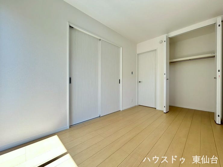 衣類も小物もすっきり収まる、使い勝手の良い収納付き