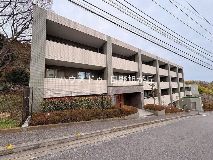 【外観】
第一種低層住居専用地域の静穏な街並みに調和する、タイル貼りの落ち着いた外観。総戸数21戸というプライバシー性の高さと、2001年築の堅実な造りが、住まう方の安心感を高めてくれる佇まいです。