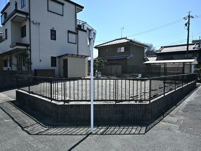 全居室収納付き+シューズインクローセット+ウォークインクローゼット付きで収納充実! 人気の角地・整形地♪