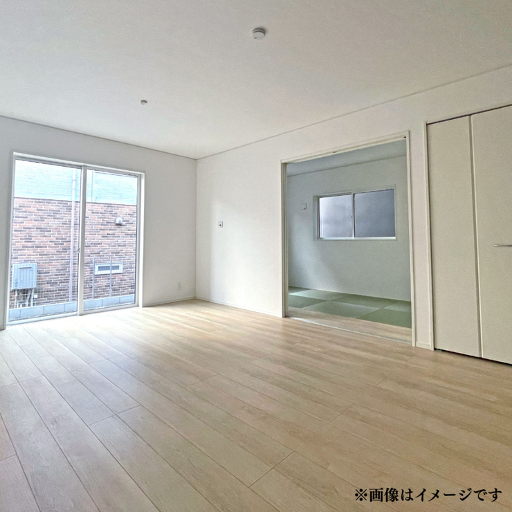 リラックスできる空間として家族や友人との団らんに最適なリビング。快適なソファとリラックスできるインテリアが、毎日の生活をより豊かにします。
※別棟類似タイプ写真