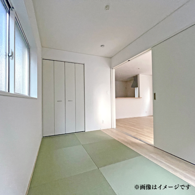 和の趣きを感じ、心地よい落ち着きをもたらします。
多目的に使えるこのスペースは、読書やお茶を楽しんだり、ゆったりとくつろいだりする場所として使える癒しの空間です。
※別棟類似タイプ写真