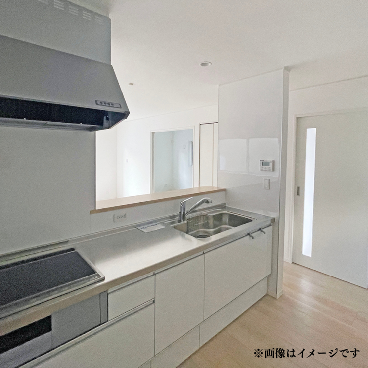 収納もたっぷりで、調理器具や食材を整理整頓できます。
明るい照明と、デザイン性のあるキッチンで楽しい料理時間を提供します。毎日の料理が一段と楽しくなること間違いなしです。
※別棟類似タイプ写真