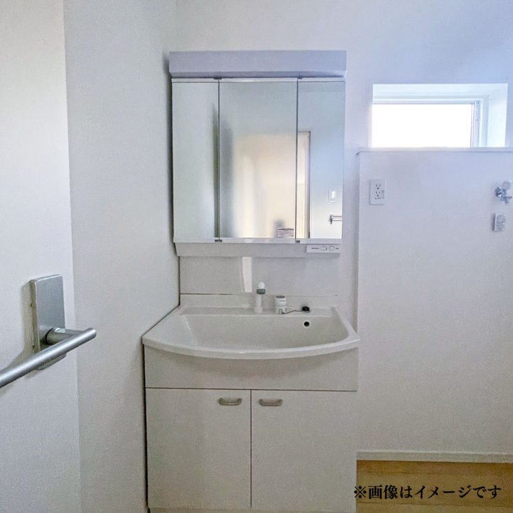 スタイリッシュで機能的な洗面台。
広々とした鏡と豊富な収納スペースで、毎日の身支度がスムーズに。※別棟類似タイプ写真