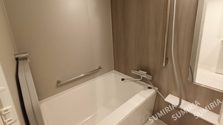 ゆったり快適なバスルーム
リフォーム済みで清潔感があり、一日の疲れをゆっくり癒せる落ち着いた空間。