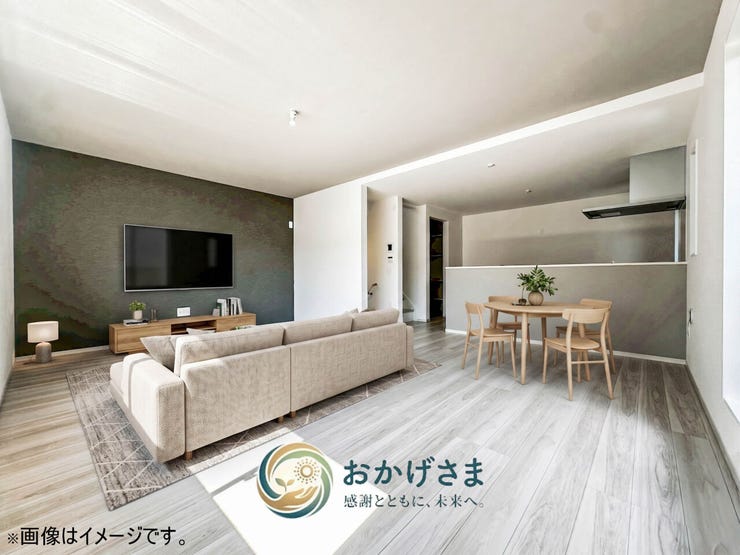 【リビング】
【LDK】
※画像は家具設置イメージです。
グレーのアクセントクロスが映えるモダンなリビング。木の温かみと自然光が心地よい、開放的な空間です。