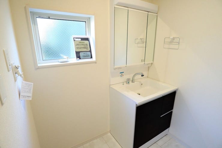 洗面所 同仕様
シャワー付き洗面化粧台♪
朝の身支度も楽々♪