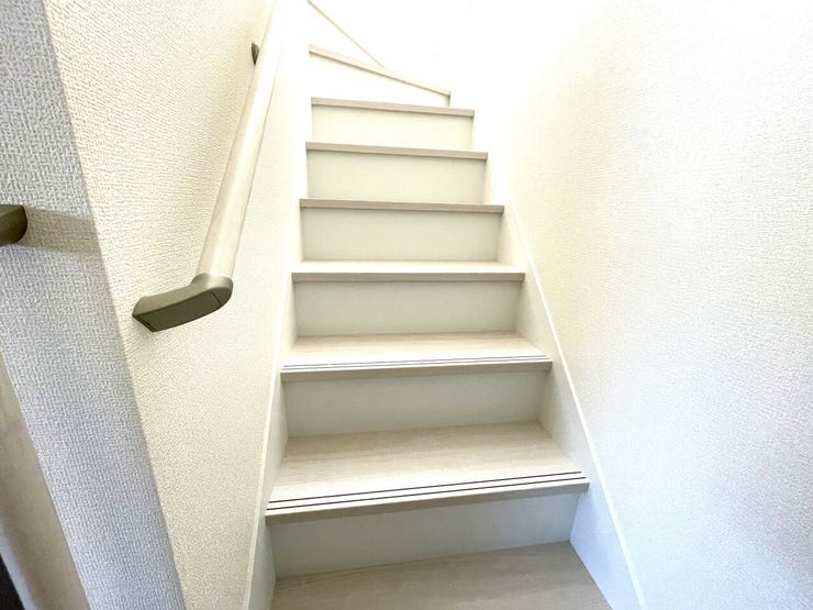 階段 同仕様
小さなお子様からご年配の方まで安心の手すり付き階段♪