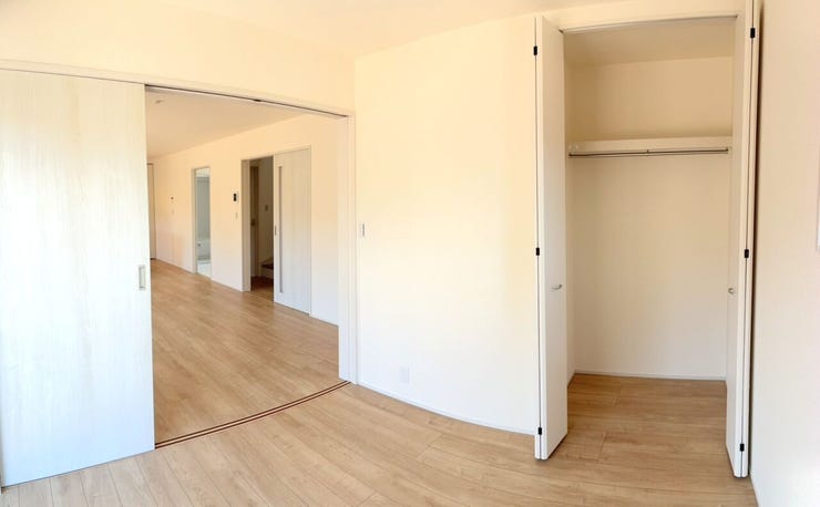 【1階洋室】
リビングに隣接した洋室は、扉を開けて開放感のある空間に♪