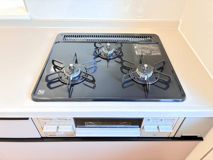 3口コンロ付きのキッチンは、同時調理ができて時短にもなります◎毎日のお料理がスムーズに楽しく進みます。