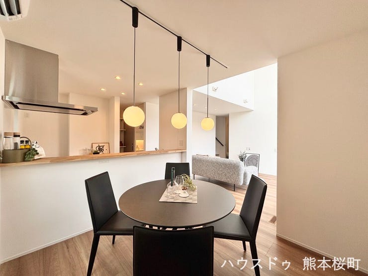 ■安らぎと笑顔の中心地■陽光が優しく降り注ぎ、会話が自然と弾む。ここでは、毎日が特別な時間へと変わります。