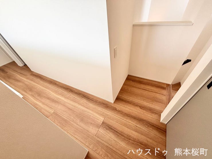 ■暮らしを繋ぐ、明るい動線■採光窓から光が差し込み、足元を優しく照らす。安全で快適な、家族の生活を支える縦の繋がりです。