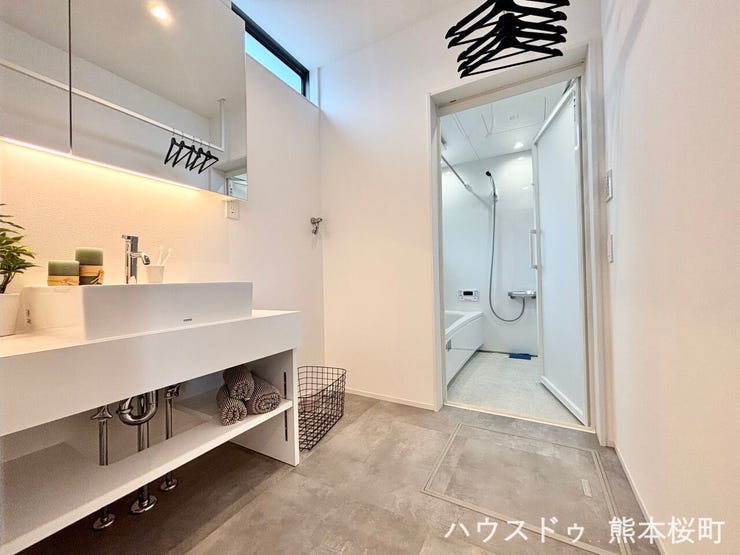 ■清々しいリフレッシュ空間■自分を磨き、気持ちを切り替える。心地よい光が差し込むプライベートスペース。