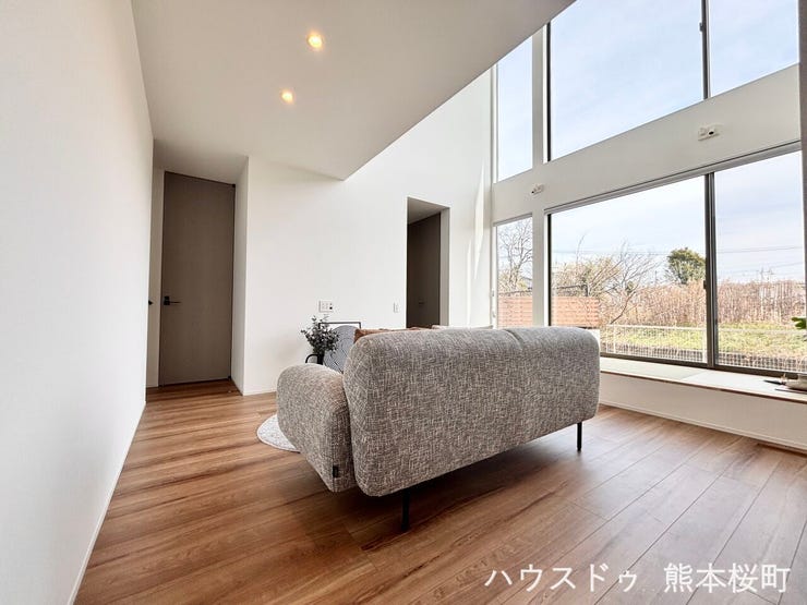 ■安らぎと笑顔の中心地■陽光が優しく降り注ぎ、会話が自然と弾む。ここでは、毎日が特別な時間へと変わります。