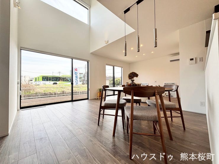 ■安らぎと笑顔の中心地■陽光が優しく降り注ぎ、会話が自然と弾む。ここでは、毎日が特別な時間へと変わります。