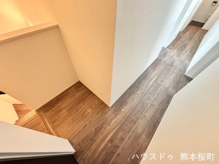 ■暮らしを繋ぐ、明るい動線■採光窓から光が差し込み、足元を優しく照らす。安全で快適な、家族の生活を支える縦の繋がりです。