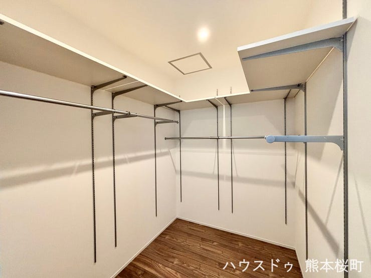 ■2階WIC■衣類から小物まで一ヶ所に集約。整理整頓がしやすく、毎日のコーディネートが楽しくなるゆとりの収納です。