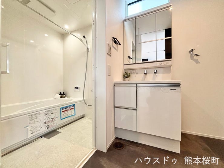 ■清々しいリフレッシュ空間■自分を磨き、気持ちを切り替える。心地よい光が差し込むプライベートスペース。