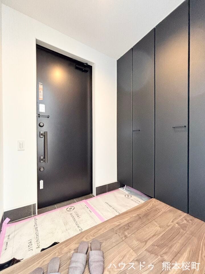 ■「ただいま」の安堵をくれる場所■訪れる人を迎え入れ、帰るたびにホッと一息つける、明るく機能的なエントランス。