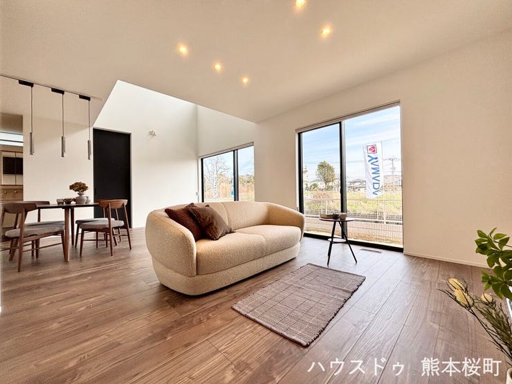 ■安らぎと笑顔の中心地■陽光が優しく降り注ぎ、会話が自然と弾む。ここでは、毎日が特別な時間へと変わります。