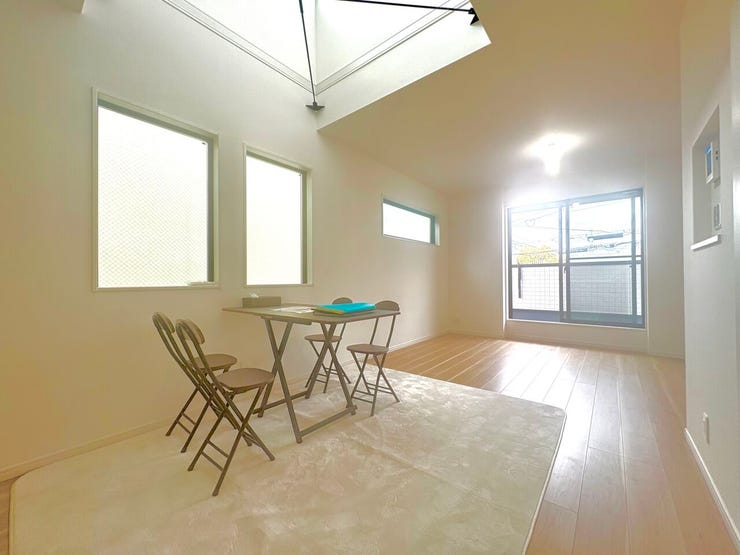 LDK約15.5帖:明るい日差しが差し込むリビングではご家族みんなで寛ぐことができそうですね♪ナチュラルな印象のリビングとなっています!