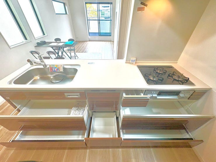 キッチン:食器類などの後片付けをサポートしてくれる食器洗い乾燥機付き。家事時短を短縮できるとともに、手洗いに比べ節水が可能になります。