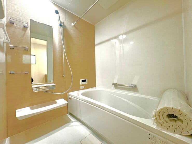 浴室:1日の疲れを癒すバスルームは、心地よいリラックスを叶える清潔感溢れる美しい空間です。心からゆったりと寛いでいただけるよう、ゆとりのスペースを確保してます♪