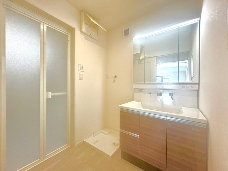 洗面所:洗面新調!ミラーキャビネットになっているので、スキンケア用品やドライヤーなども見せずに収納できます!