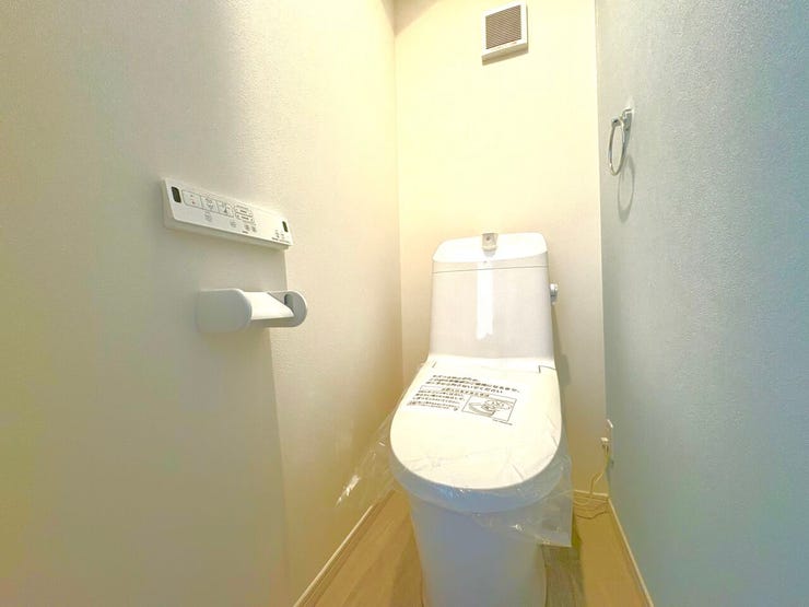 トイレ:トイレは通年快適に使用できる、温水洗浄便座付き。