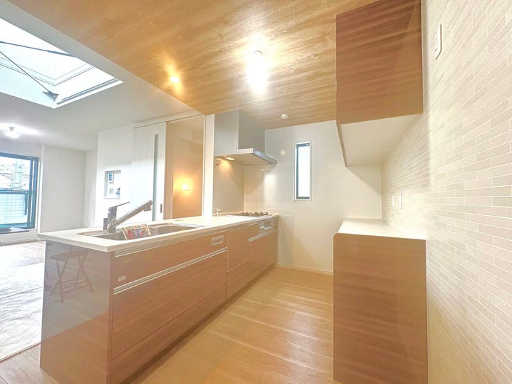 キッチン:収納スペース・作業スペースが広いシステムキッチンはうれしいポイントですね♪