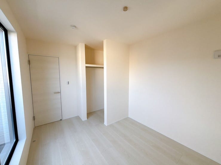 【全室収納付き】
全ての部屋に収納が備わっているため、家族ごとに持ち物を分けて整理しやすく、生活空間をすっきり保てます!
日々の片付けがしやすく、暮らしのリズムが整いやすい嬉しいポイントです♪