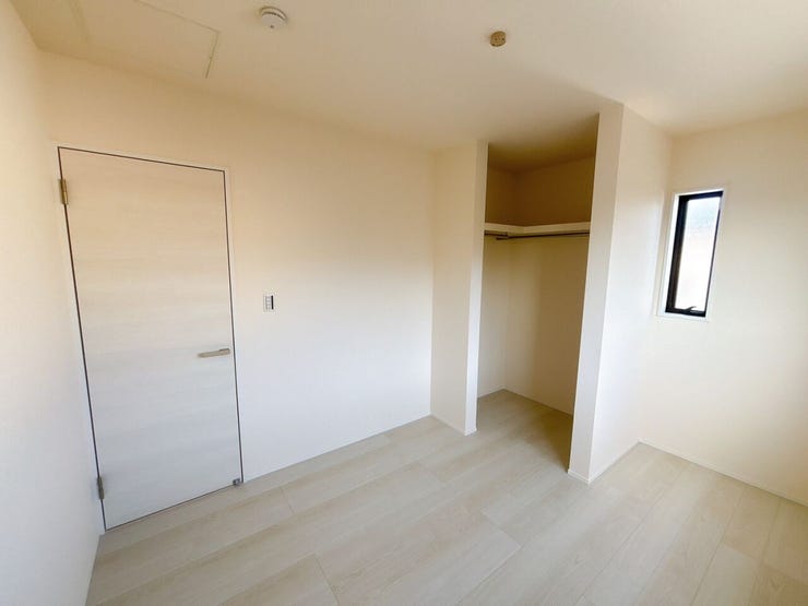 【洋室】
コンパクトなデスクとチェアを置いて、自宅での作業や勉強のための集中スペースとしても活用できます!
また家庭内であふれがちな季節物やストック品をまとめて収納するスペースにもできます!