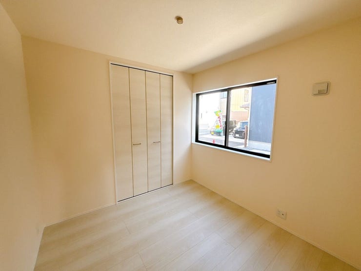 【洋室】
広々としたお部屋は家具の配置やインテリアデザインがしやすく、自分好みの居心地の良い空間を作れます♪
ソファやテレビ台を設置して家族や友人とくつろげるセカンドリビングスペースにもなります!