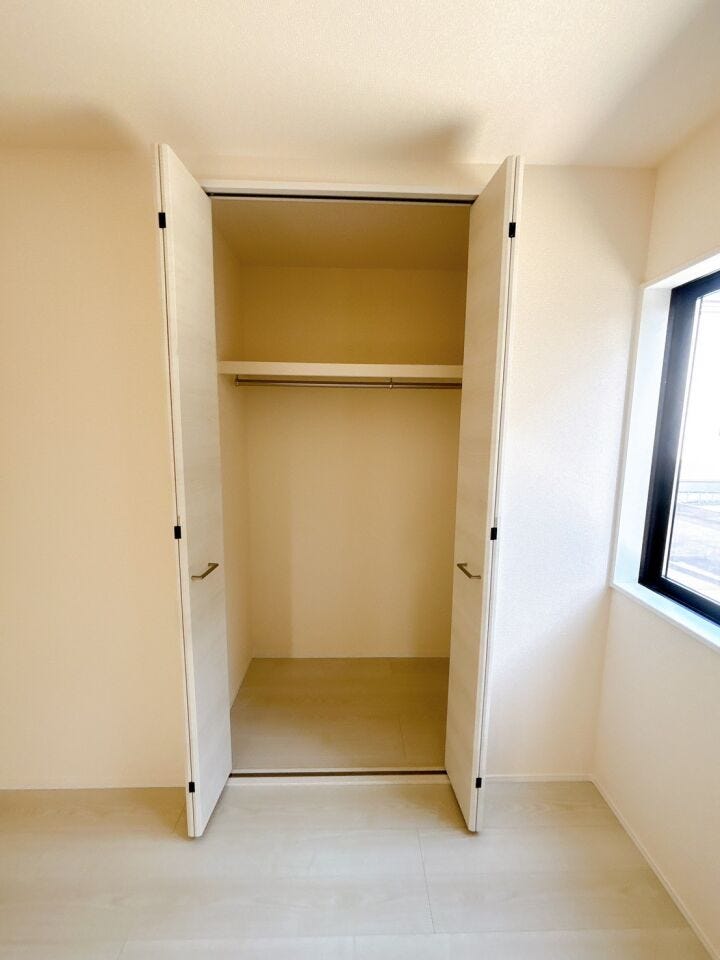 【収納】
扉付きのクローゼットは中身をしっかり隠せるため、生活感を抑えお部屋全体をすっきりと見せることができ、急な来客時にも安心です♪
さらに棚付きの収納があることで、細かな物も整理できます!